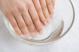 Domowe sposoby na regenerację paznokci i sprawdzone kosmetyki 